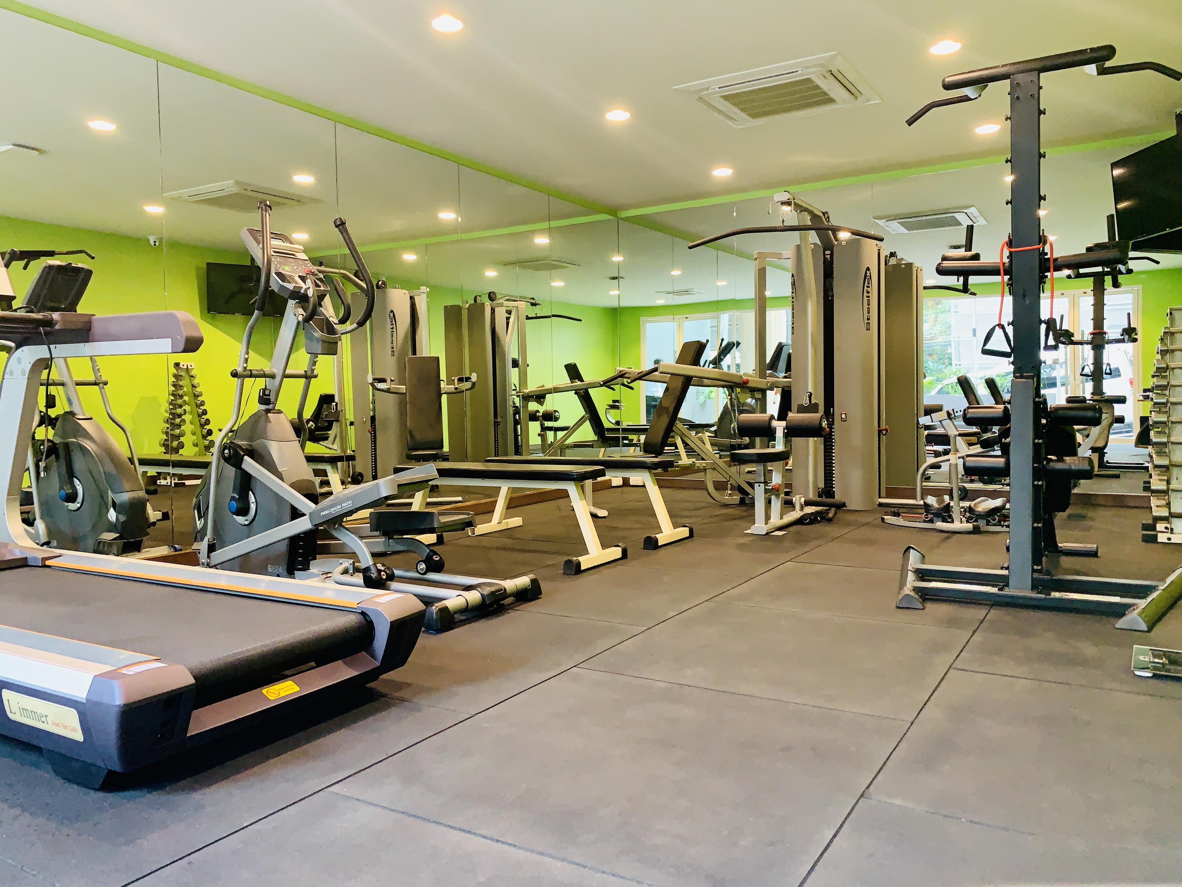 Le D'Tel Bangkok Hotel Екстериор снимка A typical gym