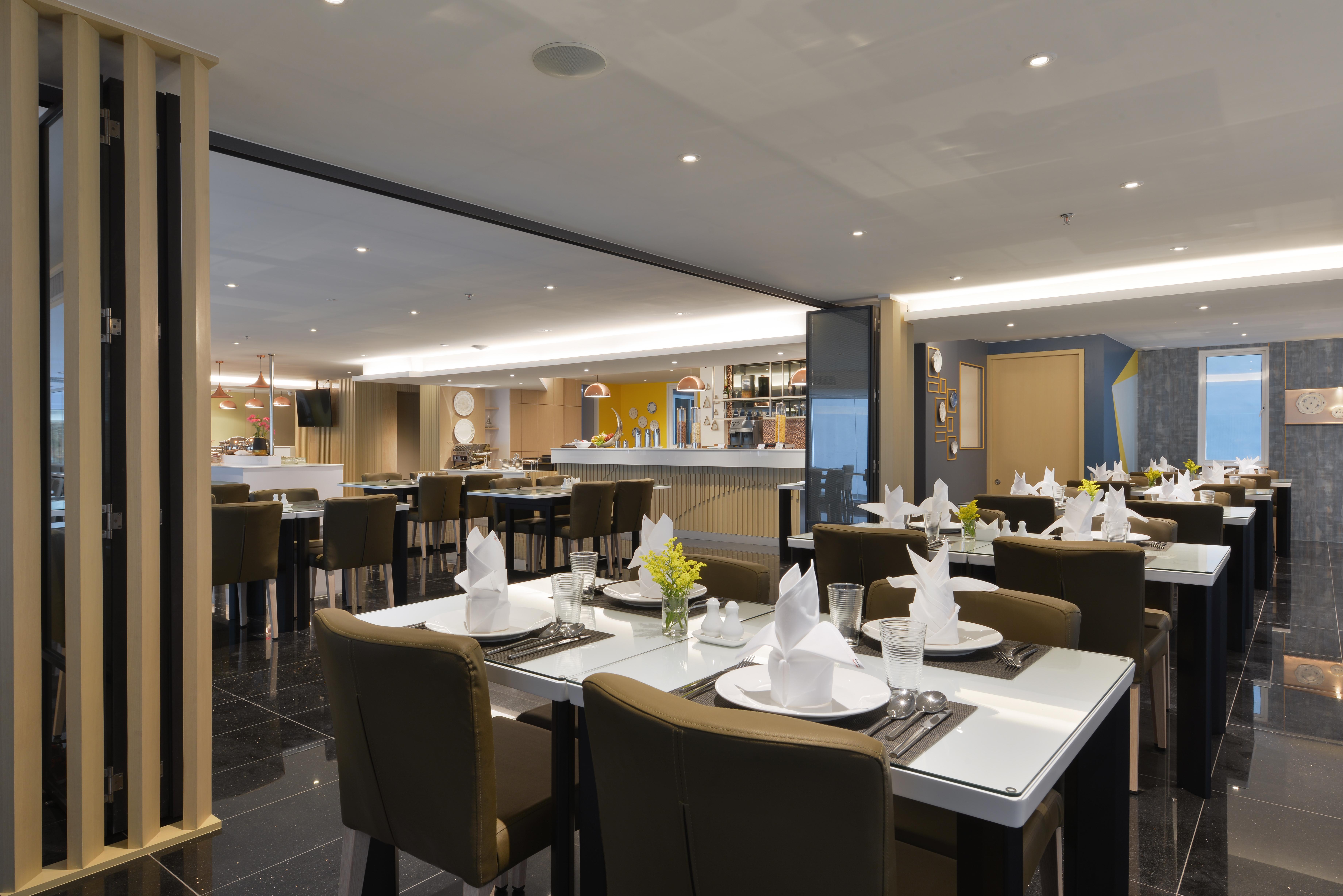 Le D'Tel Bangkok Hotel Екстериор снимка The restaurant on board