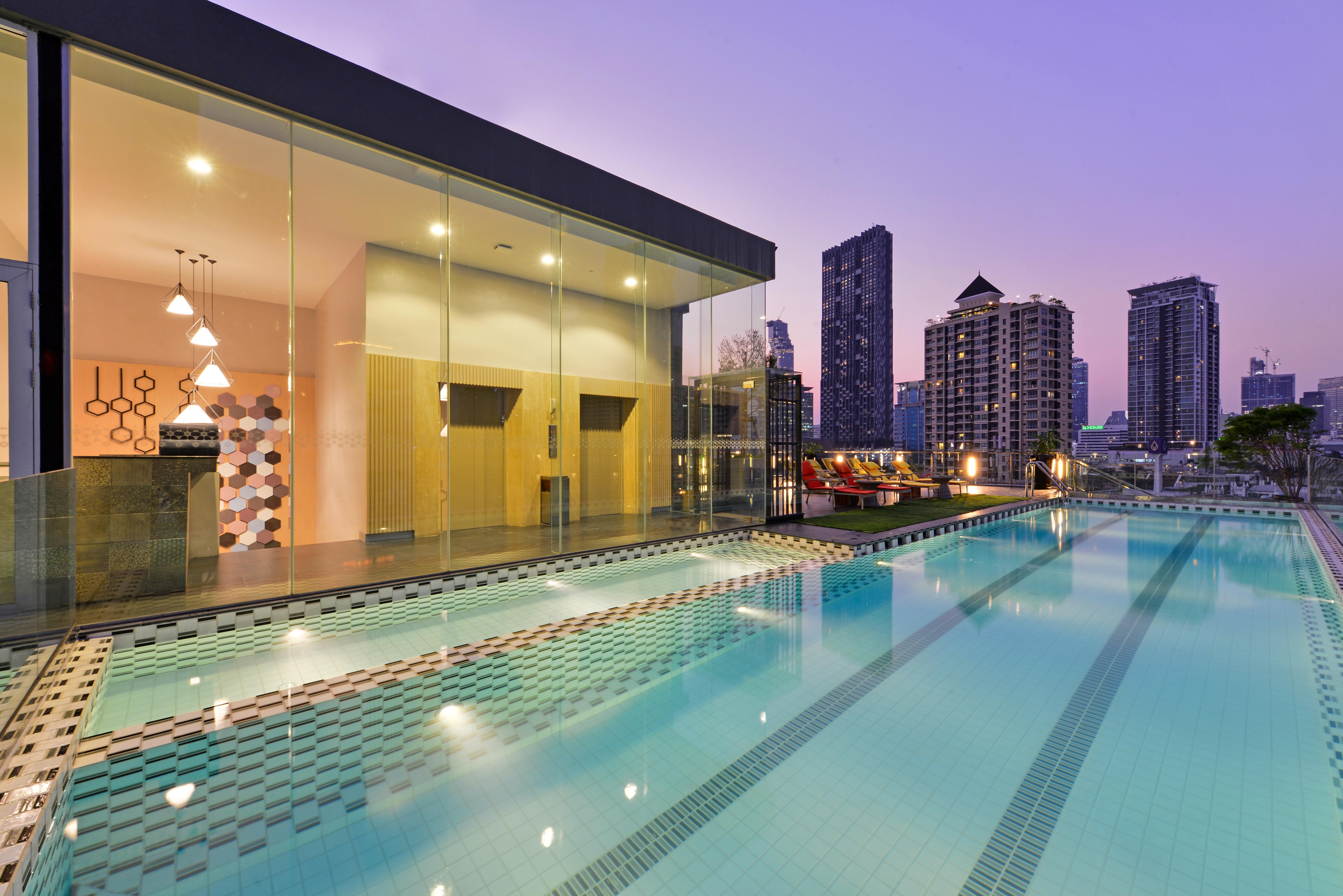 Le D'Tel Bangkok Hotel Екстериор снимка The swimming pool at the clubhouse