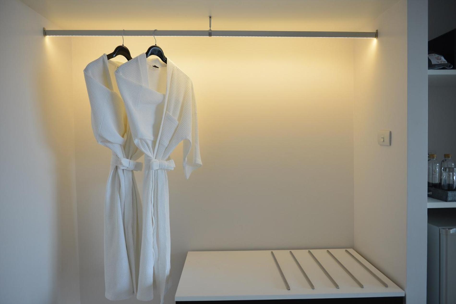 Le D'Tel Bangkok Hotel Екстериор снимка A bathrobe hanging on a hanger