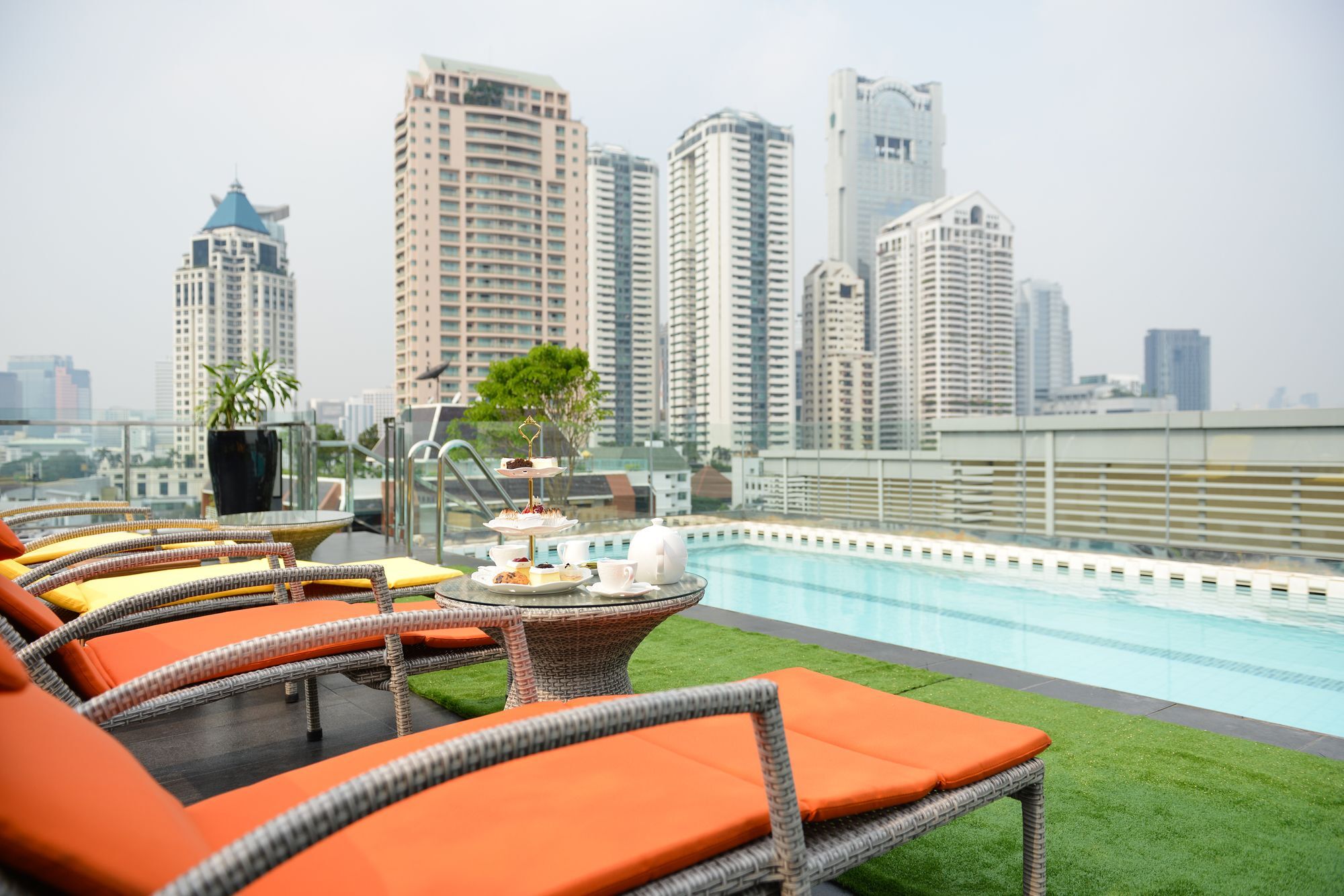 Le D'Tel Bangkok Hotel Екстериор снимка The rooftop pool at the hotel
